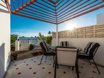 Un balcón o terraza de Charming Bungalow in Maspalomas with Shared Pool