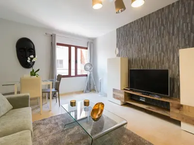 Una televisión o centro de entretenimiento en Luxury Dunas in Las Canteras By CanariasGetaway