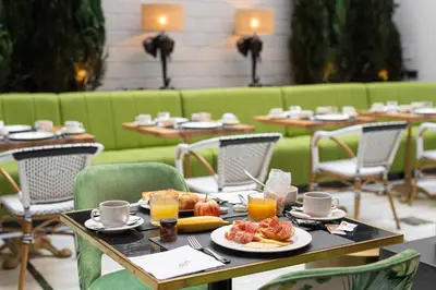 Comida en o cerca de este hotel