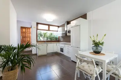 Una cocina o zona de cocina en Bungalow next to the Beach