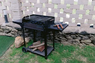 Barbacoa disponible para clientes en la casa o chalet