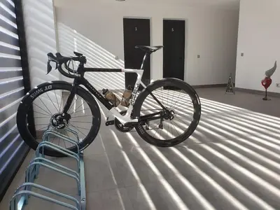Montar en bicicleta en APARTAMENTOS BLUE EYES o alrededores
