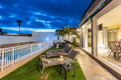 Un balcón o terraza de Villa Dalara Maspalomas, Private Pool and Jacuzzi