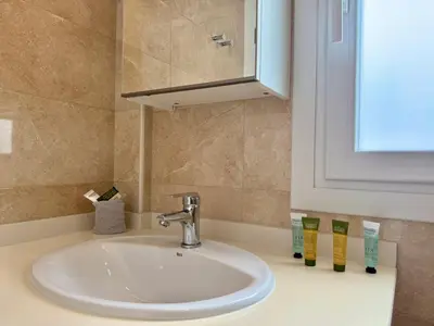Un baño de Blanco 35 by SunHousesCanarias