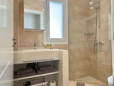 Un baño de Blanco 35 by SunHousesCanarias