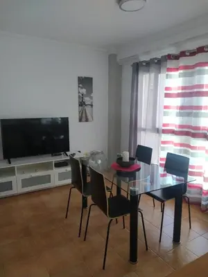 Una televisión o centro de entretenimiento en APARTAMENT SARDINA NEAR THE BEACH WITH POOL AND WIFI I