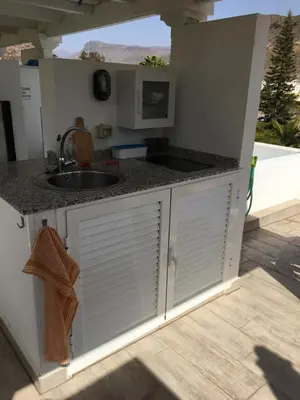 Una cocina o zona de cocina en Puerto de Mogan - Little Venecia Harbour Apt 324 with 40sqm rooftop terrace, Scandinavian interior - Gran Canaria