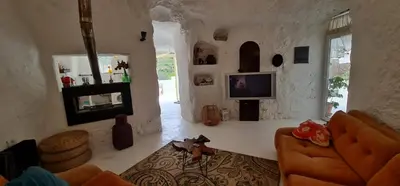 Una televisión o centro de entretenimiento en Los Andenes Cave
