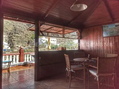Un restaurante o sitio para comer en Vv CASA JULIANA- Coqueta casa entre montañas.