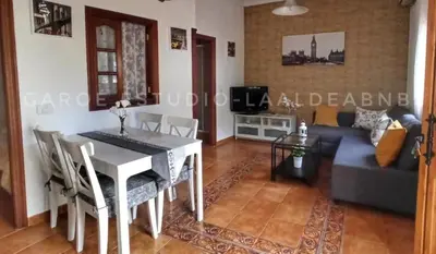 Una televisión o centro de entretenimiento en Vv CASA JULIANA- Coqueta casa entre montañas.