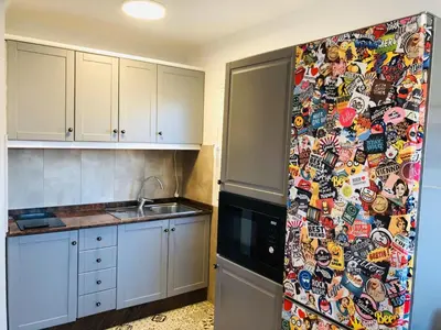 Una cocina o zona de cocina en 5 min walk from Yumbo! 128