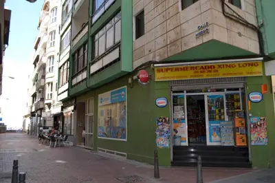 Supermercado u otro tipo de tienda en la casa o chalet o alrededores