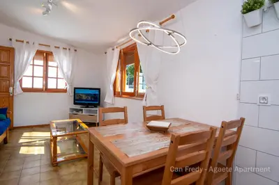 Una televisión o centro de entretenimiento en Can Fredy - Private Apartment Agaete
