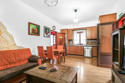 Una cocina o zona de cocina en Mountain Chalet Sea Views & Pool