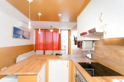 Una cocina o zona de cocina en Flamingo Friendly Holiday Home