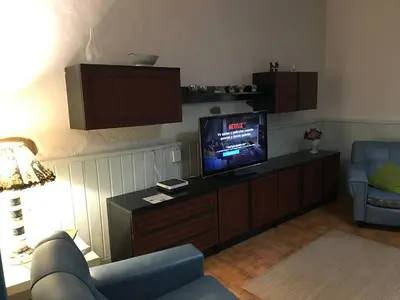 Una televisión o centro de entretenimiento en Casa Mamatita