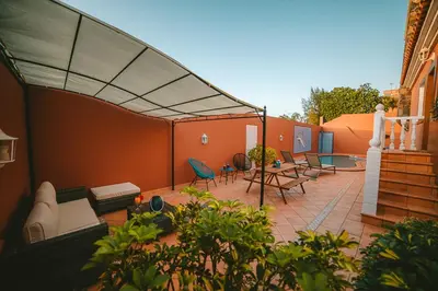 Un balcón o terraza de Villa Morada Sonneland con piscina privada climatizada