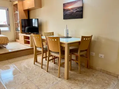 Una televisión o centro de entretenimiento en Las Nasas, Acogedor apartamento cerca de la playa
