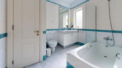 Un baño de schöne Wohnung direkt am Meer mit Meerblick, WLAN