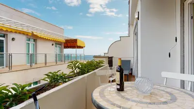 Un balcón o terraza de schöne Wohnung direkt am Meer mit Meerblick, WLAN