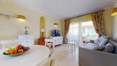 Una televisión o centro de entretenimiento en schöne Wohnung direkt am Meer mit Meerblick, WLAN