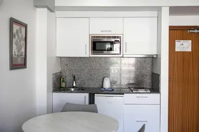 Una cocina o zona de cocina en Servatur Castillo de Sol