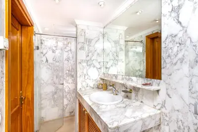 Un baño de Casa Holmston, Duplex villa with hot tub in Anfi Tauro Topaz