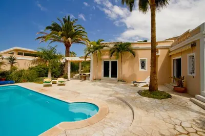 Piscina en o cerca de Villa-Tauro Leyh