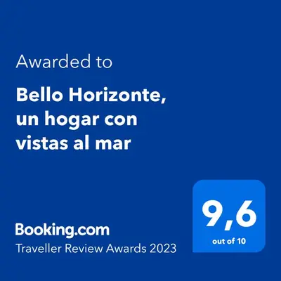 Certificado, premio, señal o documento que está expuesto en Bello Horizonte, un hogar con vistas al mar