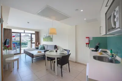 Una cocina o zona de cocina en Grupotel Revoli
