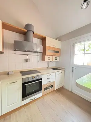 Una cocina o zona de cocina en Flamboyant Tree Garden Holiday Home