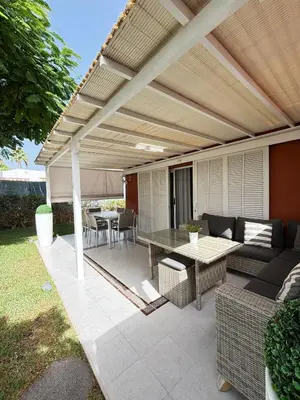 Un patio o zona al aire libre en Flamboyant Tree Garden Holiday Home
