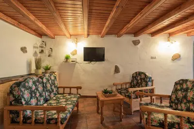 Una televisión o centro de entretenimiento en Sunset Views Terrace 2BR Cave House - Parking
