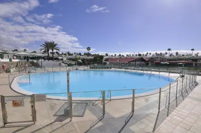 Piscina en o cerca de BUNGALOW CAMPO DE GOLF