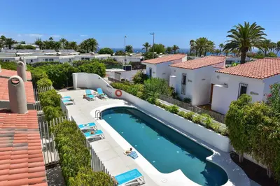 Piscina en o cerca de VelSuites Playa del Ingles by VillaGranCanaria