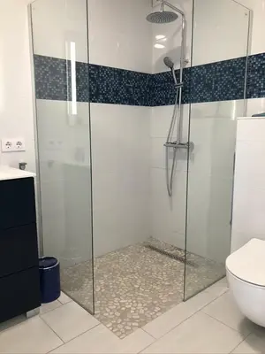 Un baño de Bungalow Portos with amazing privet garden