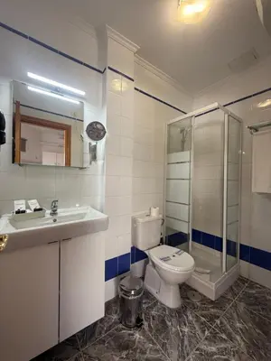 Un baño de Apartamentos La Aldea Suites