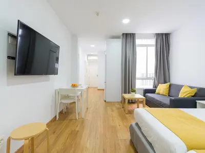 Una televisión o centro de entretenimiento en Ok Las Canteras Beach by CanariasGetaway