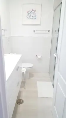 Un baño de White Rose