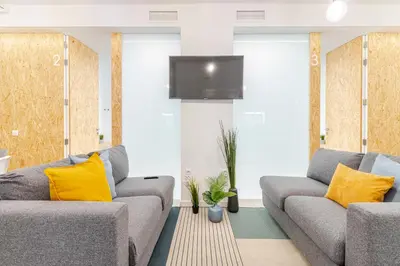 Una televisión o centro de entretenimiento en Paez Suites