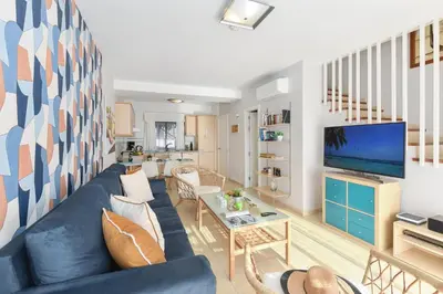 Una televisión o centro de entretenimiento en Duplex Bahia Meloneras 47 by VillaGranCanaria