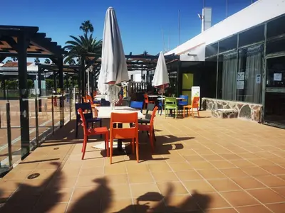 Un restaurante o sitio para comer en Private ROOM & Sunny terrace