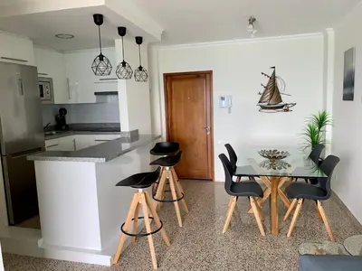 Una cocina o zona de cocina en Hermoso Edificio Frente al Mar, a pie de Playa y hermosas vistas