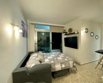 Una televisión o centro de entretenimiento en Hermoso Edificio Frente al Mar, a pie de Playa y hermosas vistas
