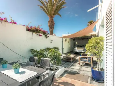 Un patio o zona al aire libre en Villa Nuria, con piscina privada