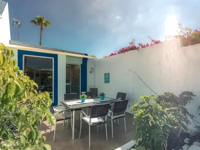 Jardín al aire libre en Villa Nuria, con piscina privada