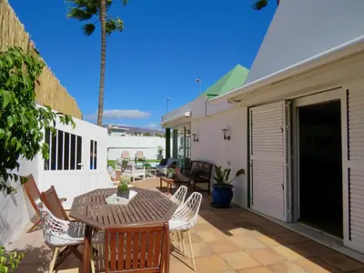Un balcón o terraza de Villa Nuria, con piscina privada