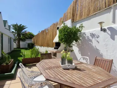 Jardín al aire libre en Villa Nuria, con piscina privada