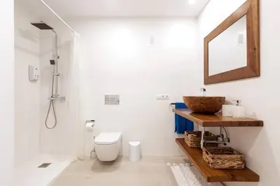 Un baño de Beachfront Apt with Open Terrace in Las Canteras