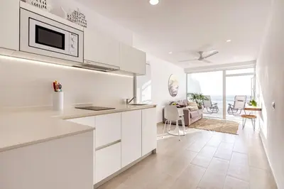 Una cocina o zona de cocina en Beachfront Apt with Open Terrace in Las Canteras